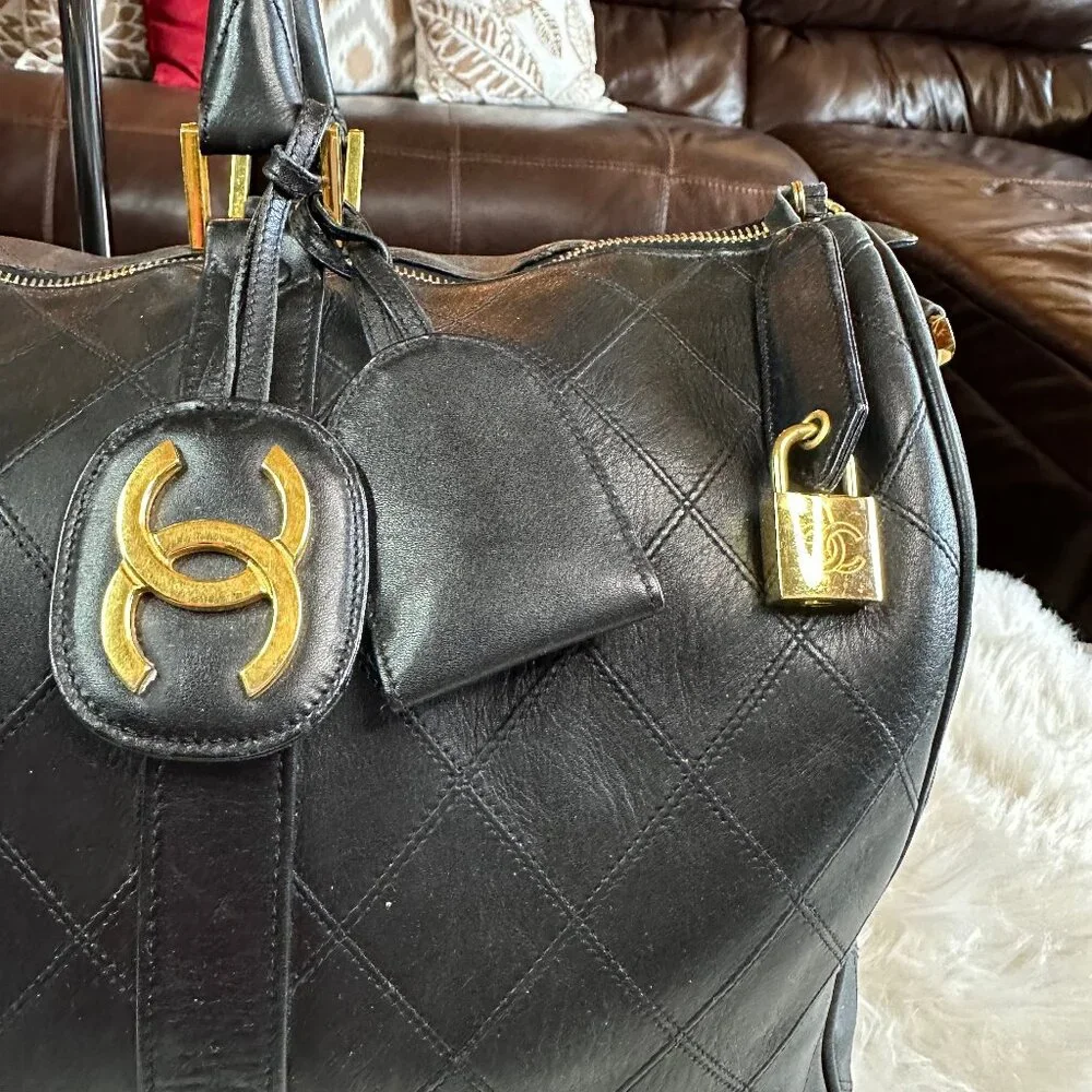 ❌SOLD❌ Authentic Chanel Vintage Diamond Stitch Lambskin Quilted Duffle Bag - Picture 8 of 17